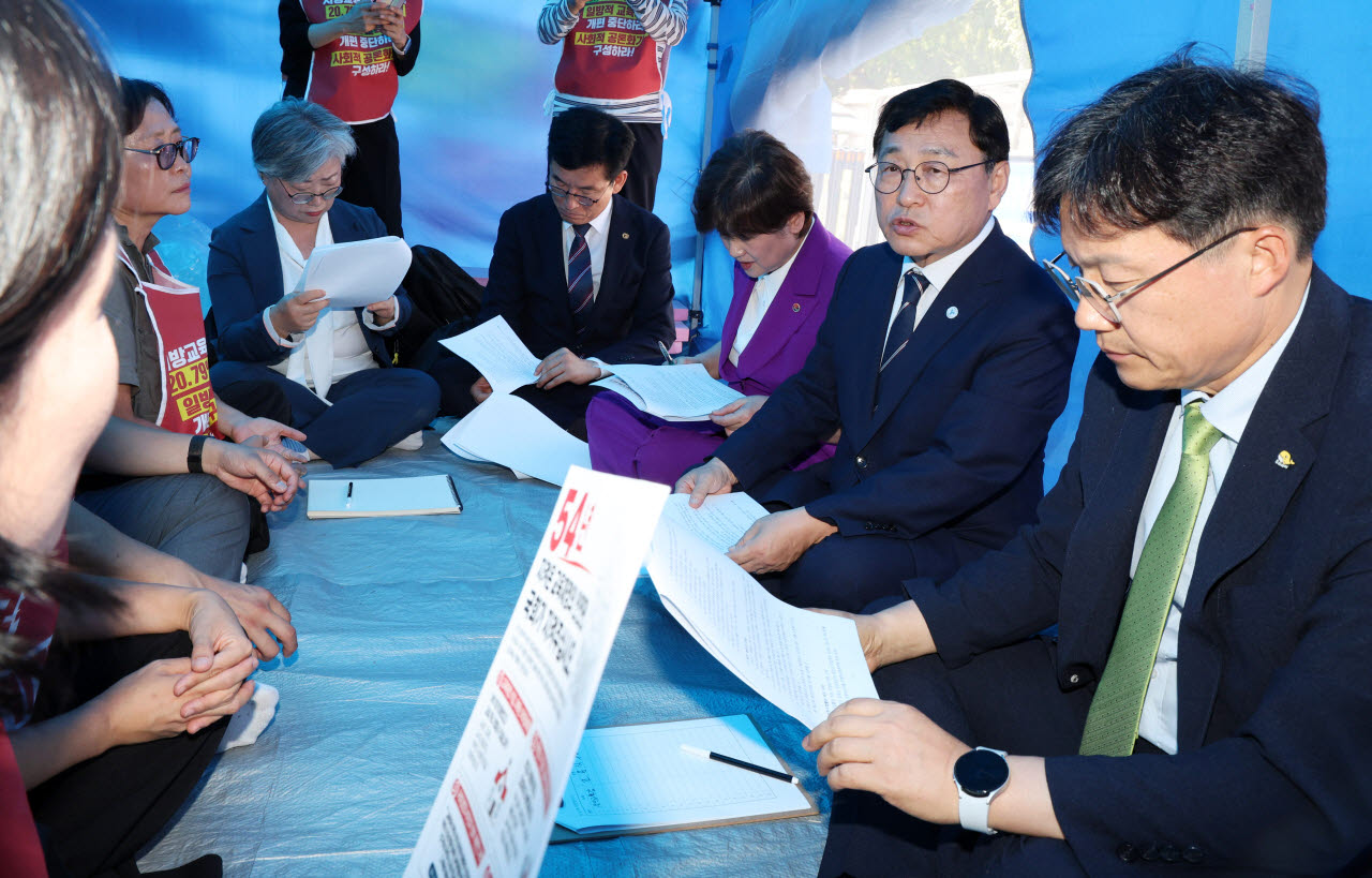 정근식(오른쪽 두번째) 서울시교육감이 7일 서울 여의도 국회 앞에 마련된 '2026년 지방교육재정교부금 개편 대응 긴급행동'(긴급행동) 천막농성을 찾아 관계자들과 대화를 하고 있다. (사진=뉴시스)
