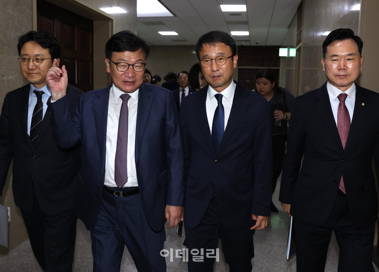 [포토]운영위 산회, '대화하는 한병도-정점식'