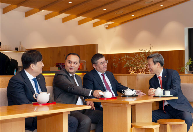 왼쪽부터 김병준 국제교류처장, 바흐티요르 마흐카모프 TUIT 총장, 자몰 틸로예비치 마흐수도프 우즈베키스탄 디지털기술부 차관, 정승렬 총장이 환담하고 있다.(사진=국민대)