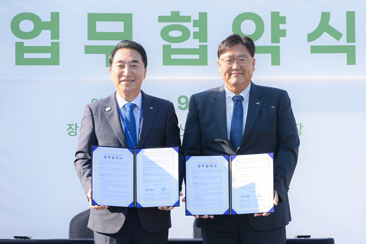 박수현 충남지사(왼쪽)가 16일 옛 산림자원연구소 본소 산림박물관 잔디광장에서 조상호 세종시장과 금강수목원 등 재개장 및 공동 운영을 위한 업무협약을 체결한 뒤 기념촬영을 하고 있다. (사진=충남도)