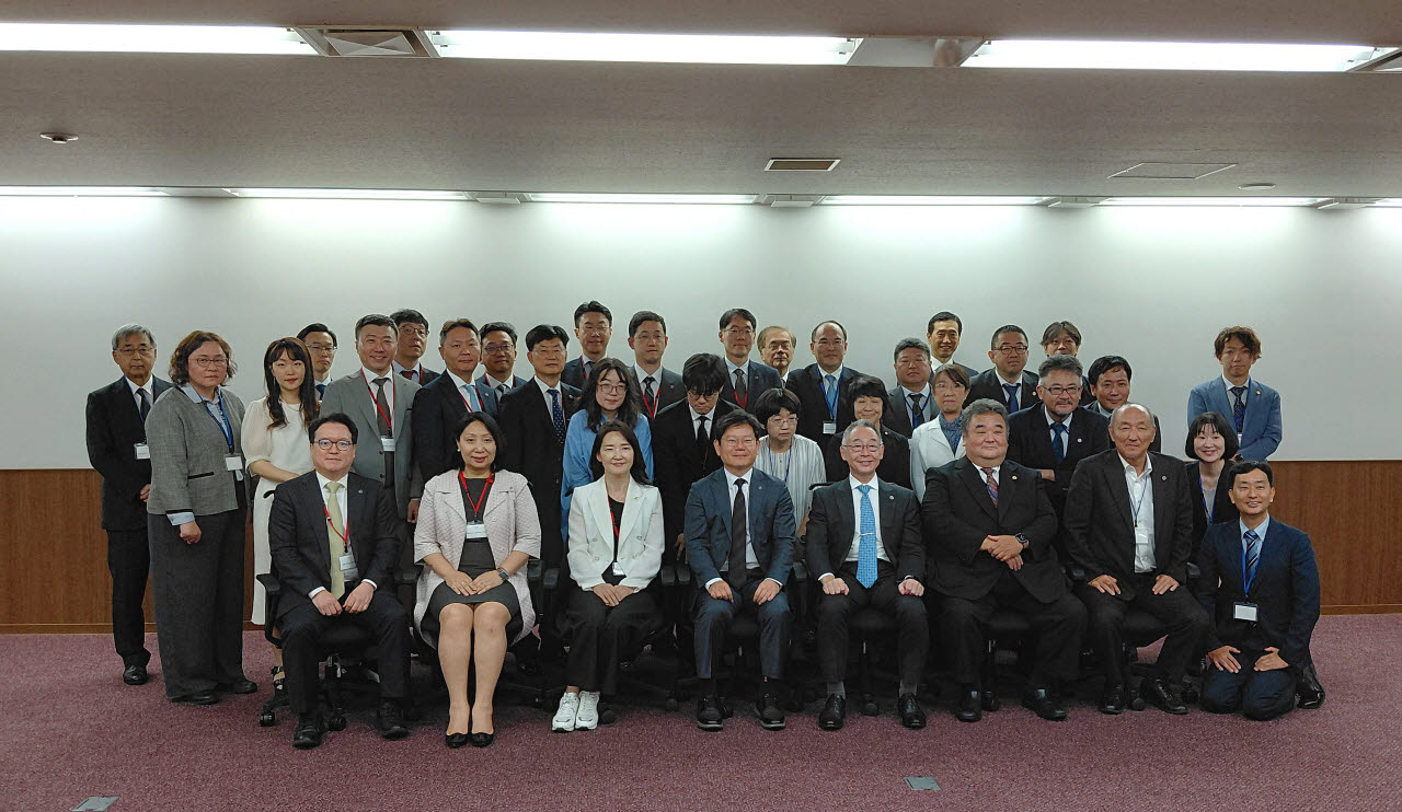 대한변리사회와 일본변리사회 관계자들이 11일 일본에서 한·일 변리사회 합동이사회가 끝난 뒤 기념촬영을 하고 있다. (사진=대한변리사회)