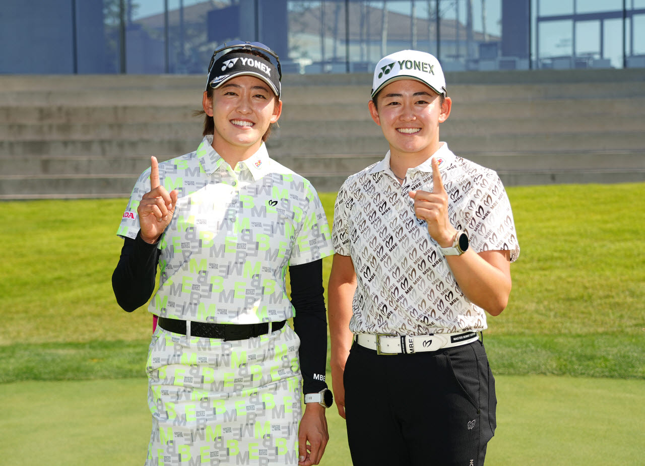 KLPGA 투어 하나금융그룹 챔피언십에 출전하는 이와이 아키(오른쪽)과 치지 쌍둥이 자매가 대회 개막에 앞서 선전을 다짐하고 있다. (사진=이데일리 골프in 조원범 기자)