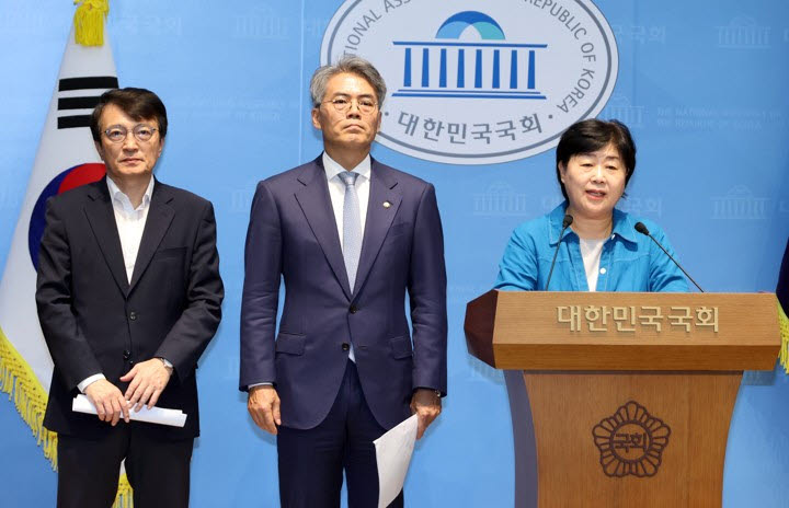 국회 법제사법위원회 서영교 위원장(오른쪽)과 더불어민주당 간사인 김의겸 의원(왼쪽), 김기표 의원이 16일 국회 소통관에서 김승원 법무부 장관 후보자 인사청문회와 관련, 