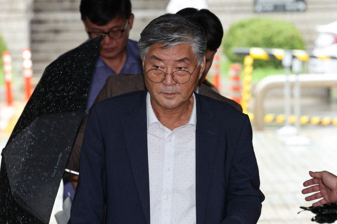지난 2023년 8월 이종걸 전 안산 FC 전 대표이사가 서울중앙지법에 출석하는 모습(사진=연합뉴스)