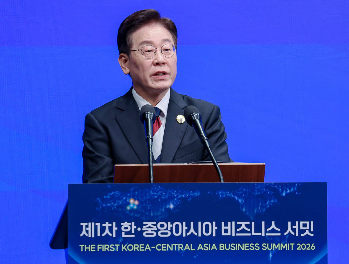 이재명 대통령이 16일 서울의 한 호텔에서 열린 제1회 한·중앙아시아 비즈니스 서밋에서 연설하고 있다.(사진=연합뉴스)