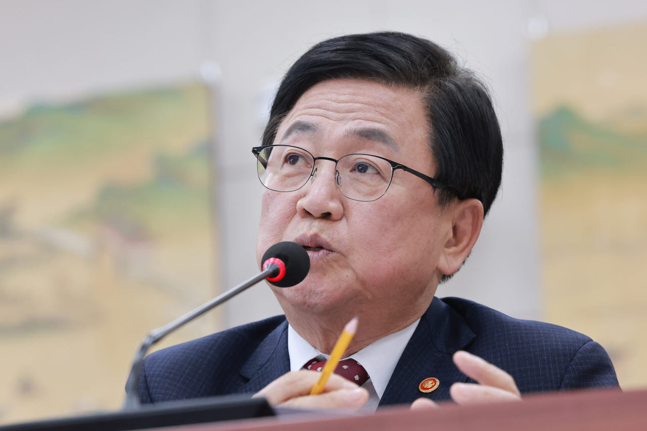 최교진 교육부 장관이 16일 국회 교육위원회 전체회의에서 2027학년도 대입 수시 원서접수 '먹통' 사태 관련 국회의원 질의에 답하고 있다. (사진=연합뉴스)