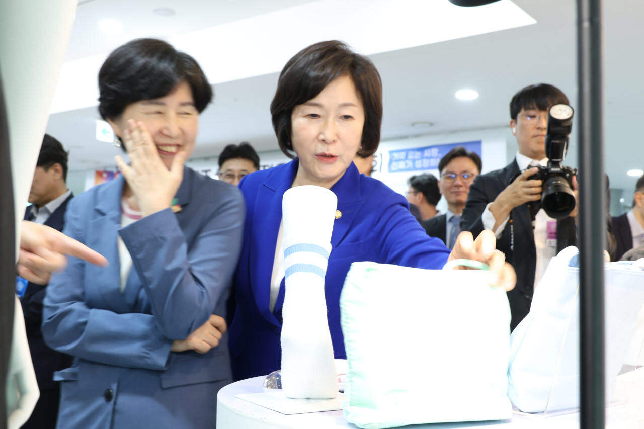 오세희 더불어민주당 전국소상공인위원회 위원장이 16일 서울 영등포구 여의도 국회의원회관에서 열린 '국내·외 위조상품 근절을 위한 국회 전시회'를 관람하고 있다.(사진=오세희 의원실)
