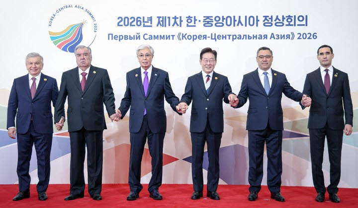 이재명 대통령이 16일 서울 한 호텔에서 열린 2026년 제1차 한·중앙아시아 정상회의에 참석한 각국 정상들과 기념촬영을 하고 있다.(왼쪽부터) 샤브카트 미르지요예프 우즈베키스탄 대통령, 에모말리 라흐몬 타지키스탄 대통령, 카심-조마르트 토카예프 카자흐스탄 대통령, 이 대통령, 사디르 자파로프 키르기스스탄 대통령, 세르다르 베르디무하메도프 투르크메니스탄 대통령.(사진=연합뉴스)