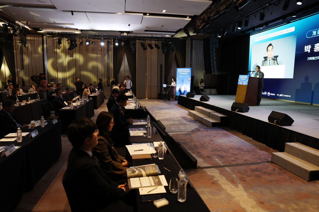 박홍근 기획예산처 장관이 16일 서울 여의도 페어몬트 앰배서더에서 '2045 중장기 국가발전전략과 다음 세대와의 동행'을 주제로 열린 기획처, 국민경제자문회의, 국가과학기술자문회의 공동 세미나에서 개회사를 하고 있다.(사진=기획처)