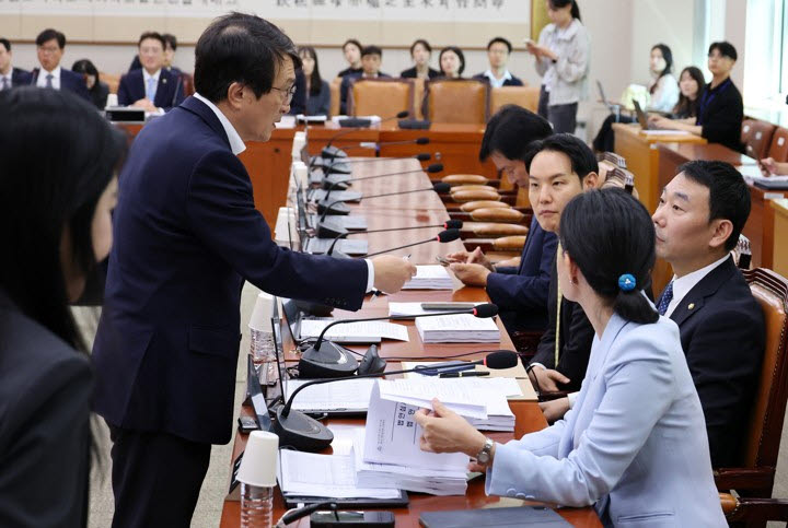 국회 법제사법위원회 법안심사제1소위원장인 더불어민주당 김의겸 의원과 여당 소속 법사위원들이 16일 국회에서 법안소위 개회에 앞서 대화하고 있다. (사진=연합뉴스)