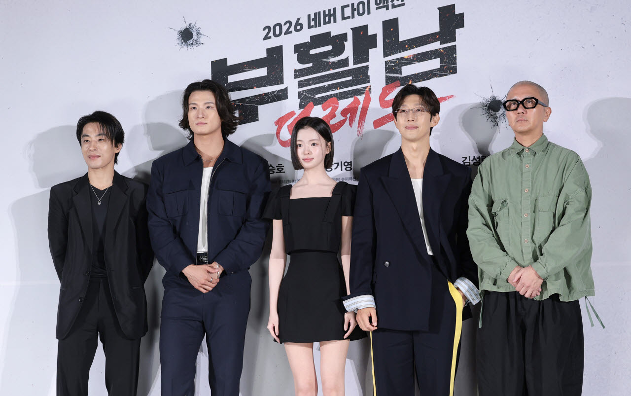 배우 구교환(왼쪽부터)과 신승호, 김시아, 강기영, 백 감독이 26일 서울 광진구 롯데시네마 건대입구에서 열린 영화 '부활남: 더 레드' 제작보고회에 참석해 포즈를 취하고 있다.(사진=뉴스1)