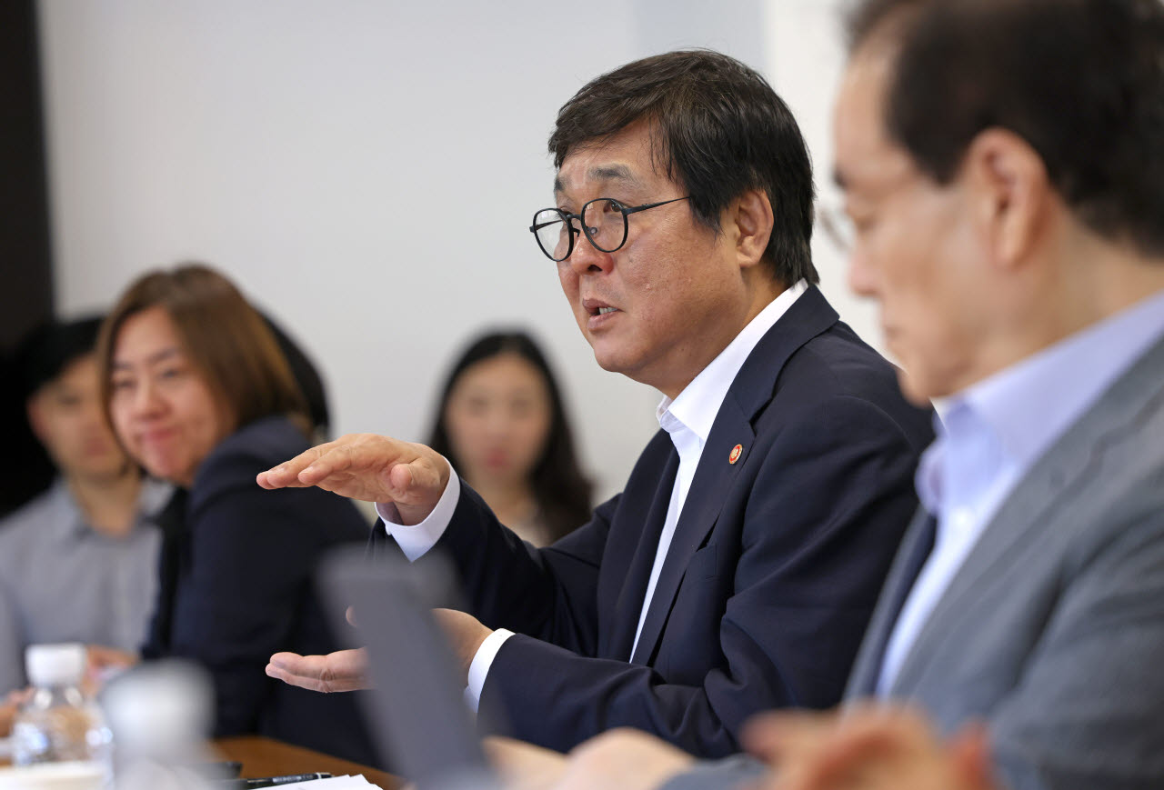 최휘영 문화체육관광부 장관이 16일 서울 종로구 국립현대미술관 서울에서 열린 문화예술정책자문위원회 출판 분과 제3차 회의를 진행하고 있다(사진=문체부).
