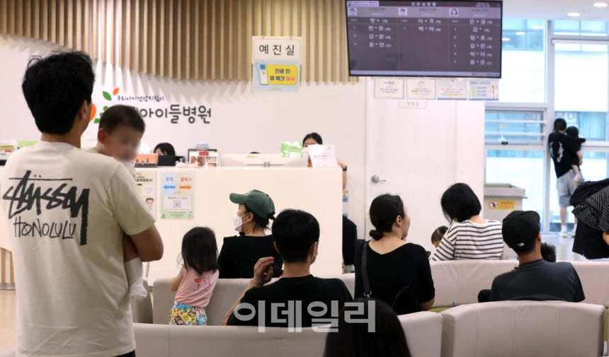 14일 서울 성북구 우리아이들병원을 찾은 부모와 어린이들이 진료를 보기 위해 이른 아침부터 대기하고 있다.(사진=방인권 기자)