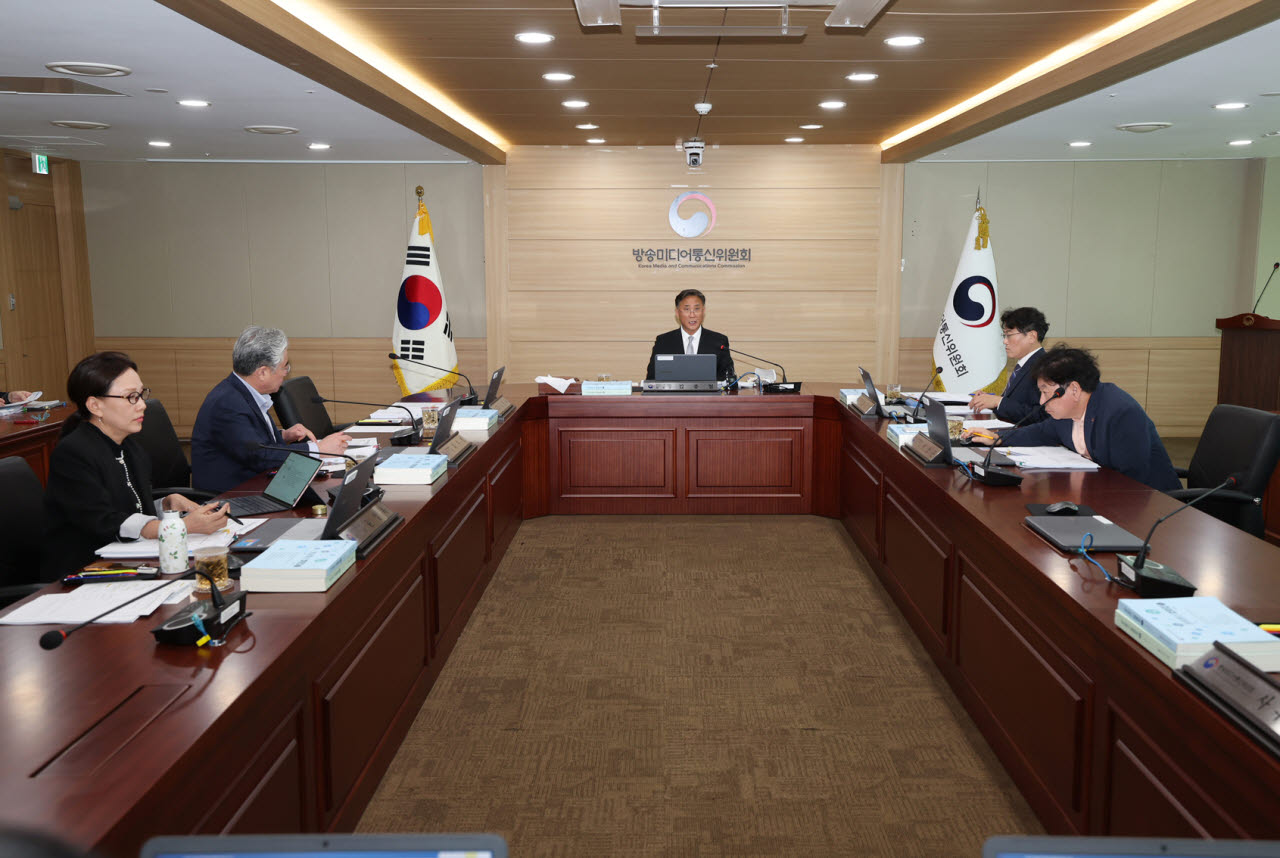 방송미디어통신위원회 고민수 상임위원(가운데)이 16일 정부과천청사에서 '2026년 제35차 전체회의'를 진행하고 있다. 사진=방미통위