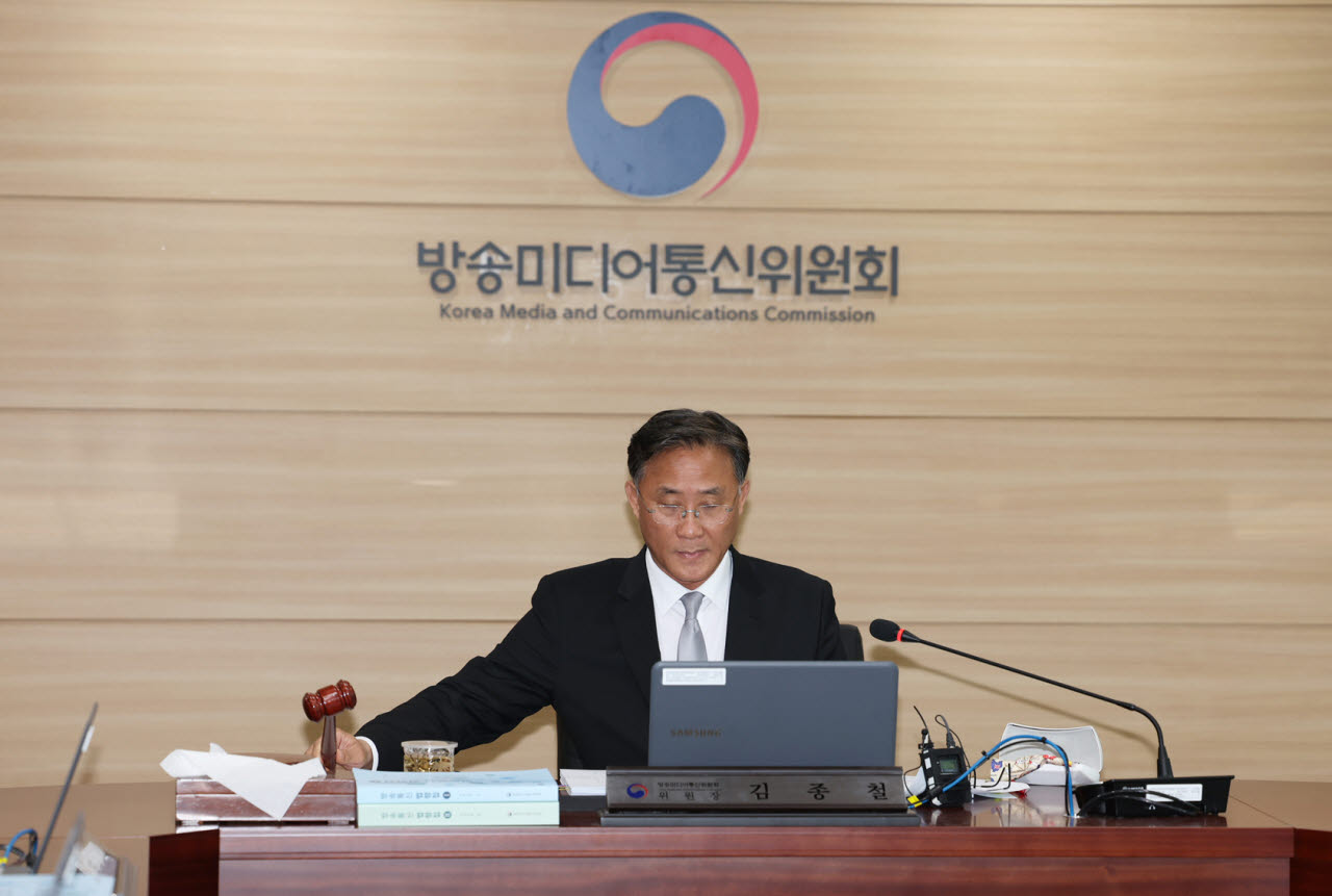 방송미디어통신위원회 고민수 상임위원이 16일 정부과천청사에서 '2026년 제35차 전체회의'를 열고있다. 사진=방미통위