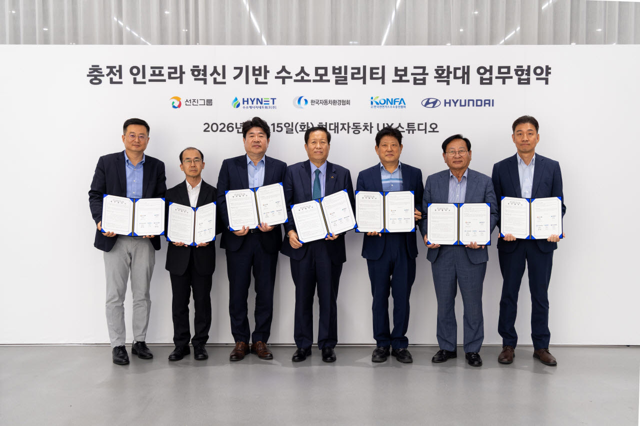 왼쪽부터 현대차 비즈니스이노베이션실장 박승원 상무, 한국자동차환경협회 황계영 회장, 하이넷 송성호 대표이사, 선진그룹 신재호 회장, 선진그룹 박홍제 부회장, 한국천연가스수소충전협회 강정구 협회장, 현대차 인천지역본부장 김련우 상무가 기념 촬영을 하는 모습. (사진=현대차)