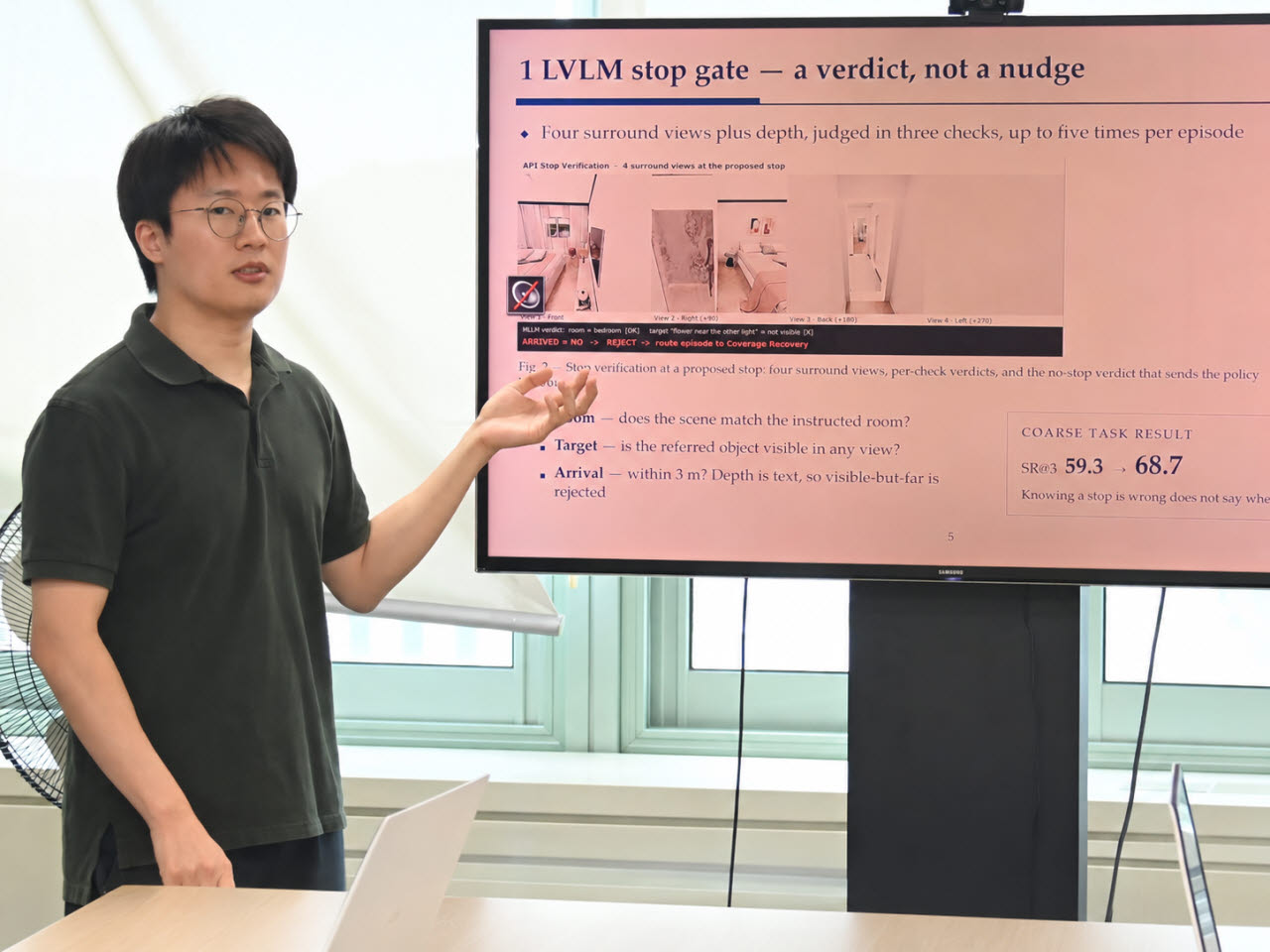 ETRI 이우주 연구원이 로봇의 도착 여부를 재확인하는 CoRe-VLN 검증 기술을 설명하고 있다. 사진=ETRI
