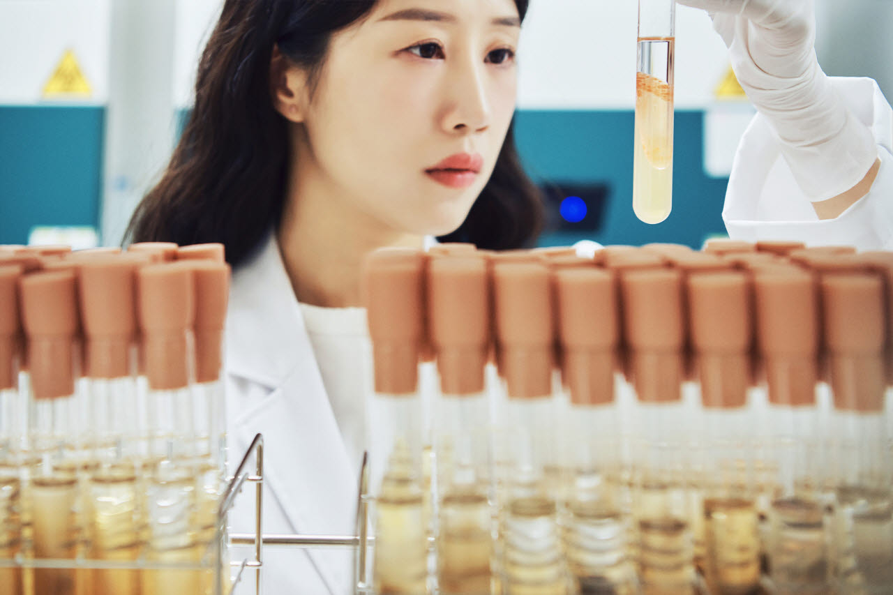 코스맥스 연구원이 화장품 소재 연구 개발을 하고 있다. (사진=코스맥스)