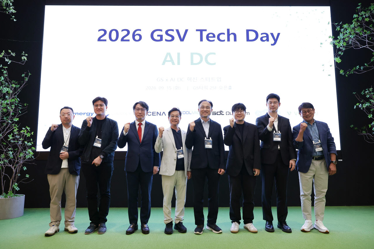 홍석현(왼쪽 첫번째) GS벤처스 대표와 도현수(왼쪽 여덟번째) GS AI인프라 대표를 비롯한 참석자들이 15일 서울 강남구 GS타워에서 열린 ‘2026 GS벤처스 테크데이’에서 기념 촬영을 하고 있다.(사진=GS)