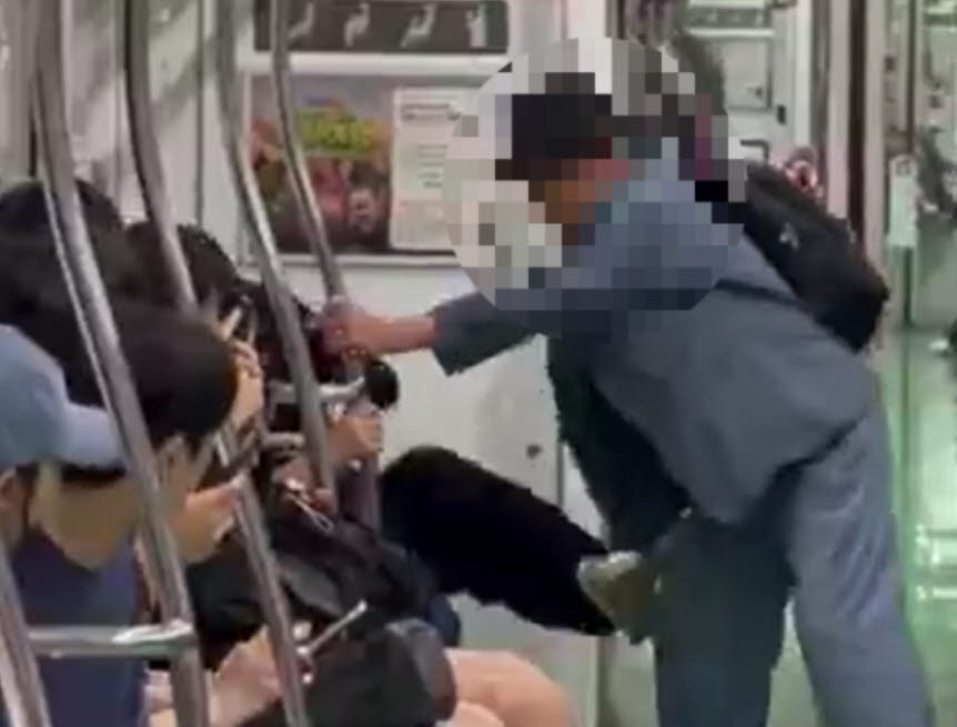 서울 지하철 2호선에서 노인과 젊은 여성이 '교통약자석'을 두고 물리적으로 충돌했다. (사진=사회관계망서비스)