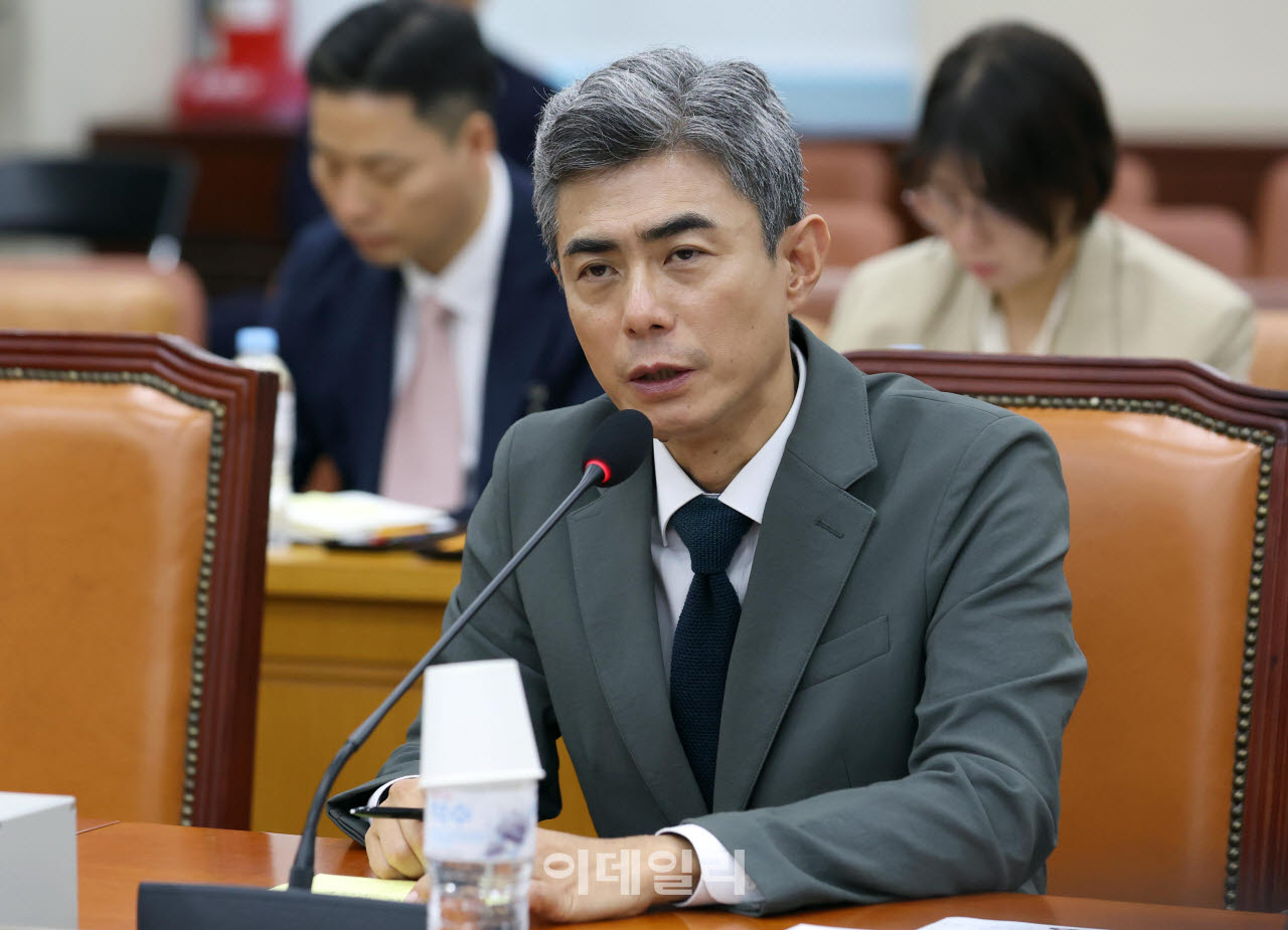 강신철 국방부 장관 후보자가 16일 서울 여의도 국회에서 열린 국방위원회 인사청문회에 출석해 질의에 답변하고 있다. (사진=노진환 기자)