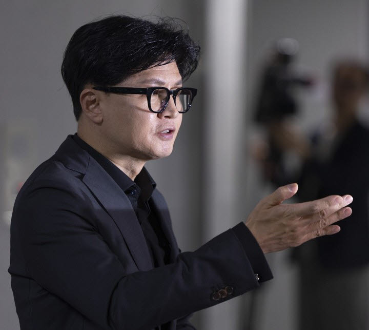 한동훈 무소속 의원이 지난 15일 국회 의원회관에서 열린 토론회에 참석한 뒤 취재진과 가진 간담회에서 김승원 법무부 장관 후보자와 관련해 발언하고 있다. (사진=연합뉴스)