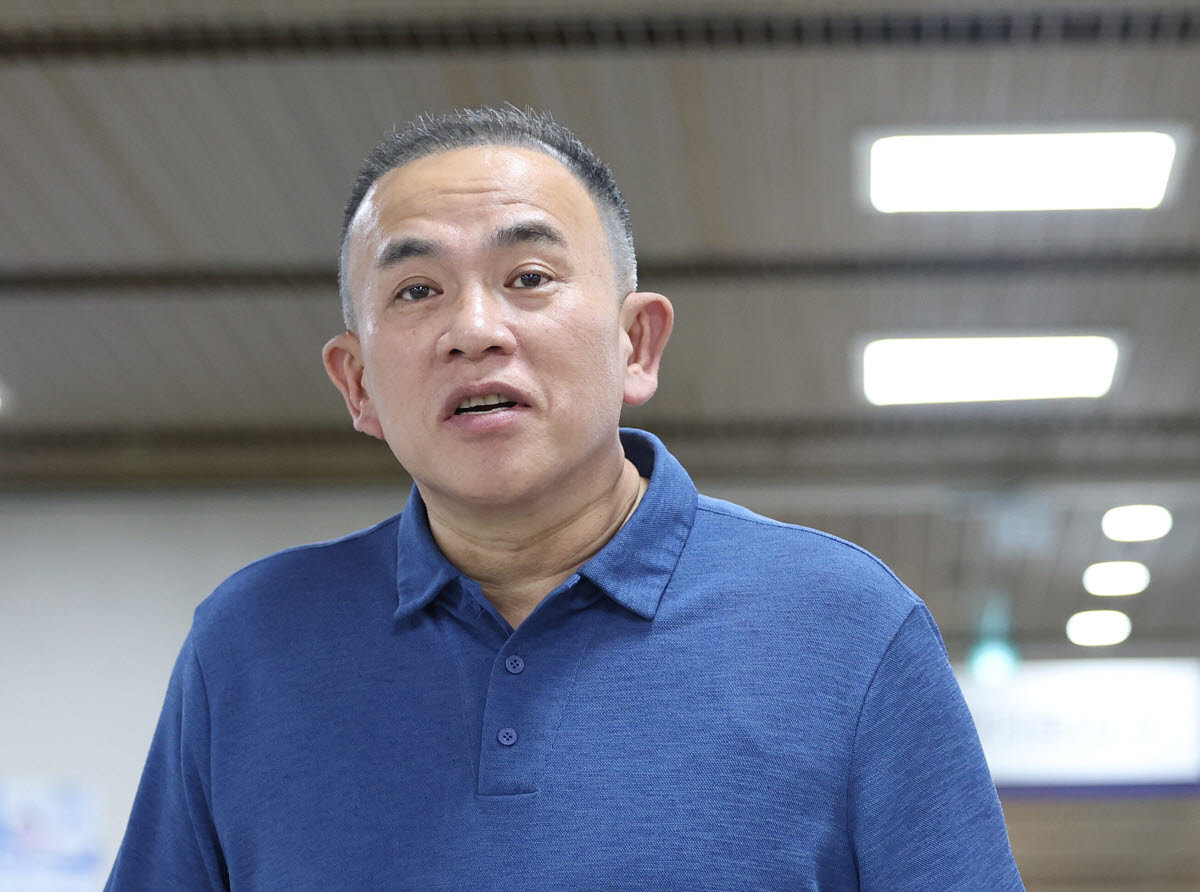 정치 브로커 명태균씨가 28일 서울 서초구 서울고법에서 열린 오세훈 서울시장의 정치자금법 위반 혐의 2심 속행공판에 증인으로 출석하고 있다. (사진=연합뉴스)