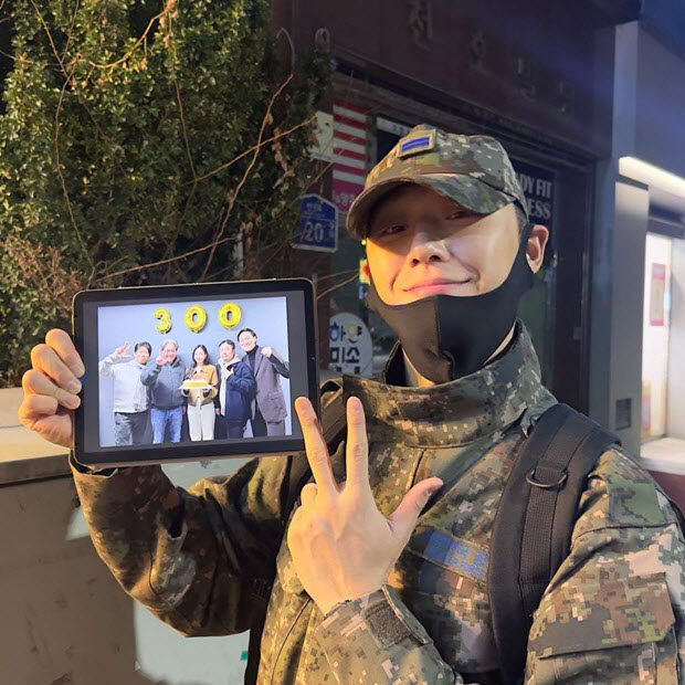 배우 이도현이 군 복무 중 영화 '파묘'의 300만 돌파를 기념해 인증샷을 남긴 모습.(사진=이도현 SNS)