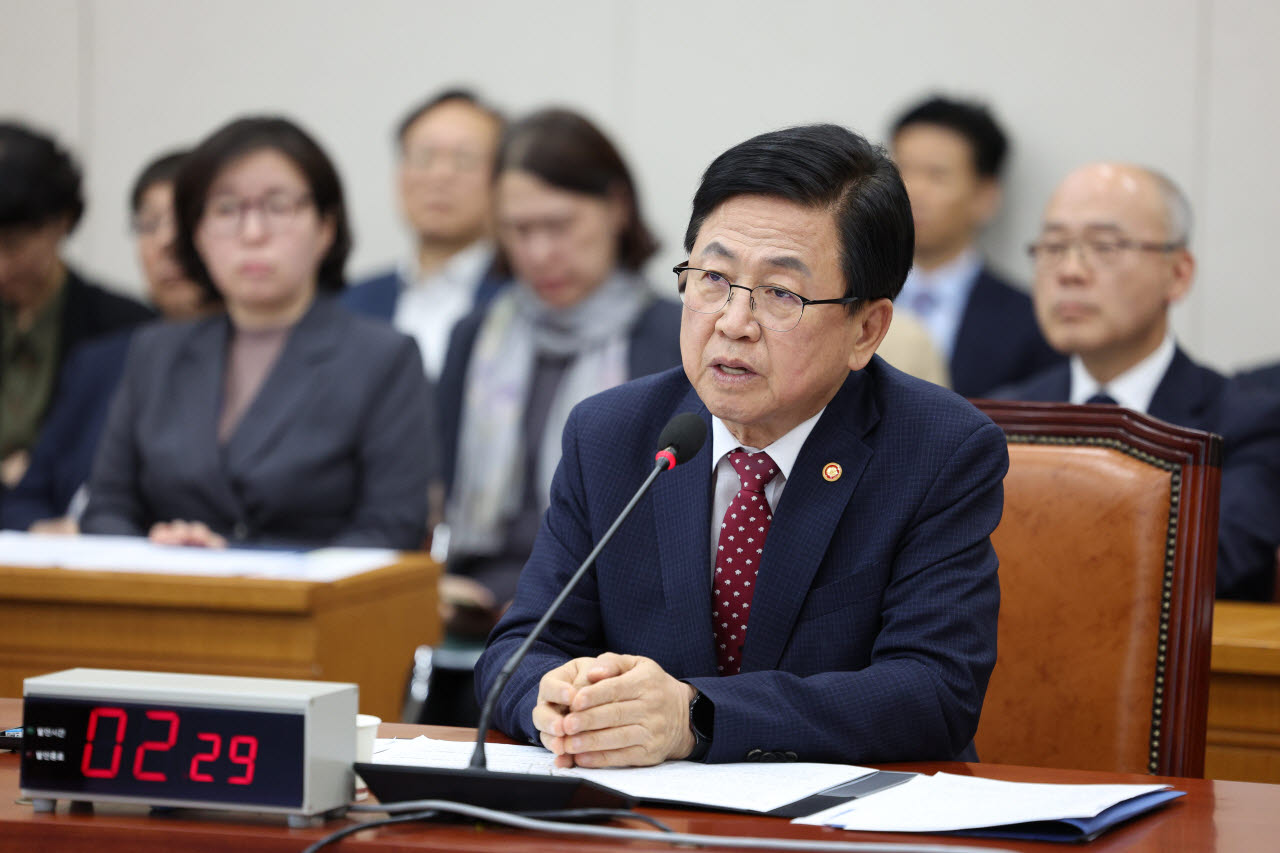 최교진 교육부 장관이 16일 서울 여의도 국회에서 열린 교육위원회 전체회의에서 김희정 국회 교육위원회 위원장 질의에 답변하고 있다. (사진=뉴시스)