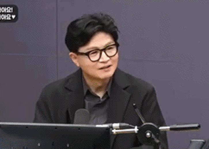 무소속 한동훈 의원이 최근 가수 이하늘과 일화를 언급하며 DJ DOC의 춤을 선보였다. (영상=SBS 라디오 '김태현의 정치쇼')