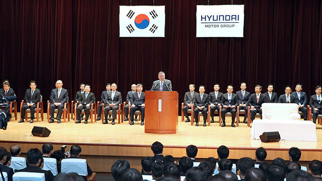 정몽구 현대차그룹 명예회장이 지난 2015년 서울 양재사옥의 구 그랜드홀에서 시무식하고 있다. (사진=현대차그룹)