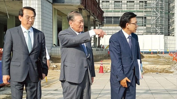 정몽구 현대차그룹 회장(가운데)이 지난 2016년 김용환 당시 현대차 부회장(왼쪽) 및 정수현 현대건설 사장과 함께 글로벌비즈니스센터(GBC) 부지를 찾아 현장 점검을 하고 있다. (사진=현대차그룹)
