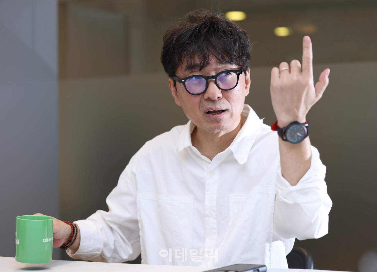 장항준 감독(제천국제음악영화제 집행위원장)이 서울 용산구 사무실에서 이데일리와 인터뷰를 하고 있다.(사진=노진환 기자)