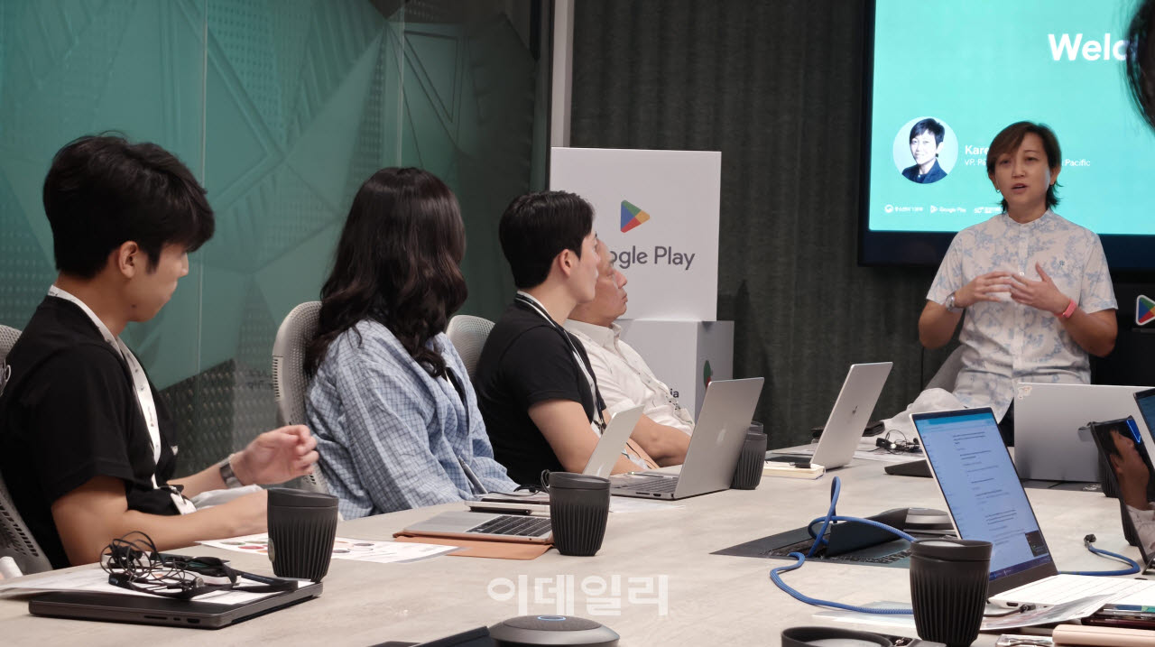캐런 티오 구글 아태지역 플랫폼·디바이스 파트너십 부사장이 16일 구글 싱가포르 오피스에서 진행된 '2026 창구 이머전 트립' 첫날, 환영사를 하고 있다. (사진=한광범 기자)