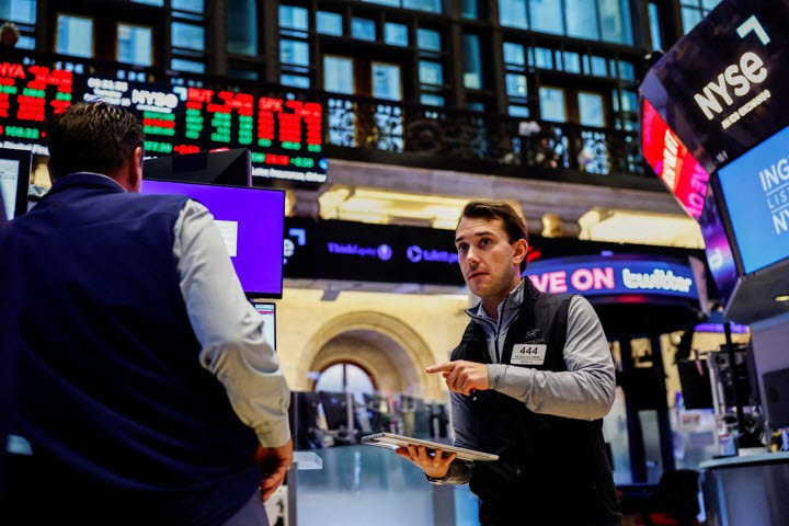 지난 15일(현지시간) 미국 뉴욕증권거래소(NYSE)에서 트레이더들이 업무를 보고 있다. (사진=로이터)