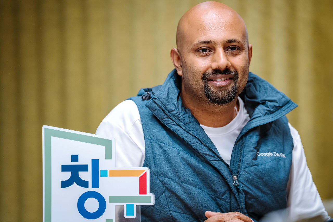 마니칸탄 크리슈나무르티 구글 아태지역 개발자 생태계 총괄이 16일 구글 싱가포르 오피스에서 한국 취재진과 인터뷰를 하고 있다. (사진=구글)