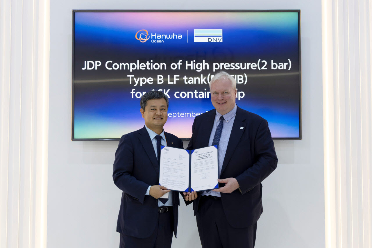 태국에서 열린 가스텍 2026에서 한화오션 상선사업부장 강상돈(왼쪽) 전무와 DNV 비달 돌로넨 한국/일본 지사 대표이사가 고압 LNG 연료탱크 공동개발 프로젝트를 완료하고 기념촬영을 하고 있다.(사진=한화오션)