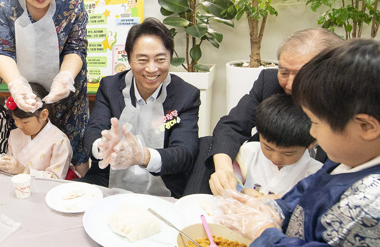 김경대 용산구청장이 16일 효창원로 ‘송학당 경로당’에서 열린 ‘1·3세대 송편빚기 행사’에 참석해 어르신, 아이들과 함께 송편을 빚고 있다. (사진=용산구)