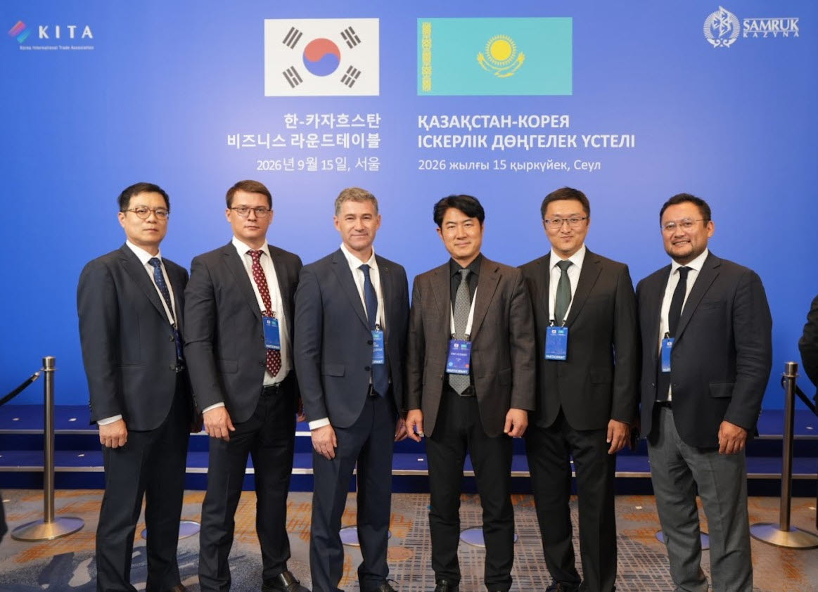 KT ENA 김정두 콘텐츠사업본부장, 프리덤 미디어 안드레이 킴 재단 재정담당 이사, 드미트리 드보레츠키 회장, KT ENA 김호상 대표이사, 프리덤 미디어 티무르 바이로프 CEO, 주마타이 살리모프 글로벌 사업.전략 총괄. 사진=KT ENA