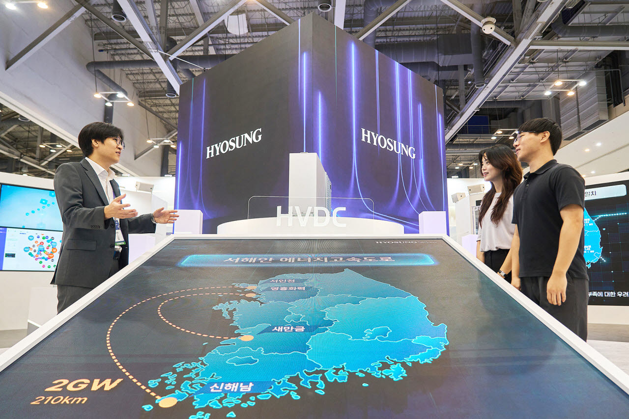 효성중공업 직원이 고객들에게 HVDC 기술을 소개하고 있다. (사진=효성중공업)