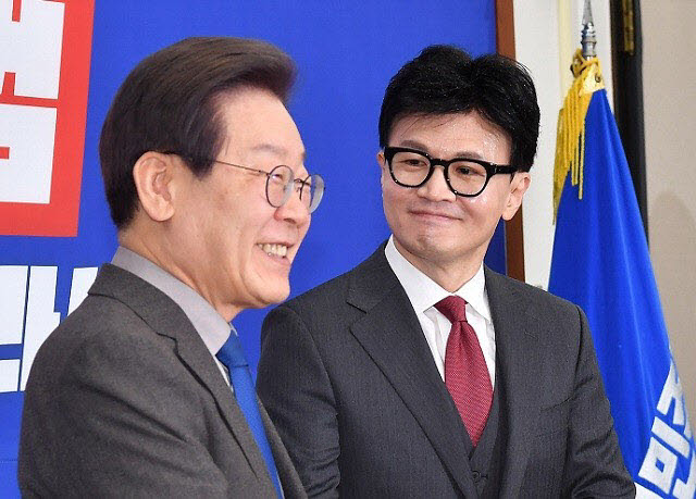 지난 2023년 12월 29일 당시 이재명 더불어민주당 대표와 한동훈 국민의힘 비상대책위원장이 국회 민주당 대표실에서 만나고 있다 (공동취재사진)