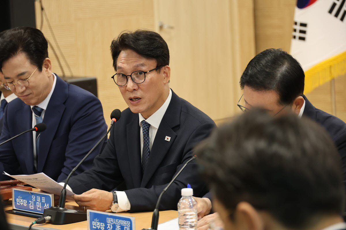 김민석 더불어민주당 대표가 16일 대전시청 하늘마당에서 열린 민주당 최고위원회의 및 예산정책협의회에서 발언하고 있다.(사진=연합뉴스)