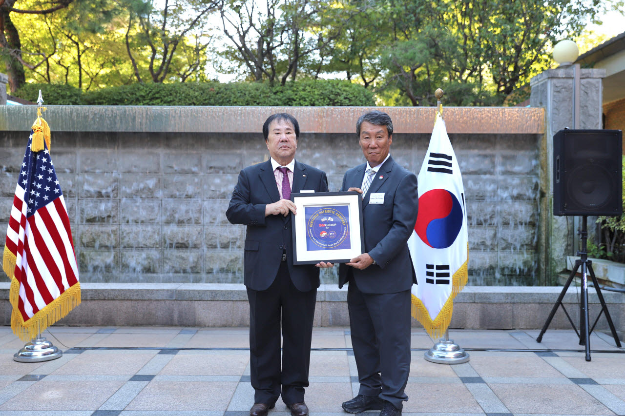 SM그룹 우오현 회장(왼쪽)과 임호영 한미동맹재단 회장(전 한미연합군사령부 부사령관)이 지난 16일 서울 용산구 드래곤힐 세이블스에서 열린 한미동맹재단·주한미군전우회 후원기업 간담회에서 후원기업인증패를 들고 기념촬영을 하고 있다. / 제공=SM그룹