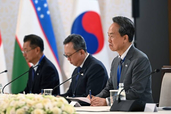 15일 개최된 우즈베키스탄 투자산업무역부와의 비즈니스 라운드테이블에서 진옥동 신한금융그룹 회장(오른쪽)과 정상혁 신한은행장(가운데)이 면담을 진행하고 있다.(사진=신한금융그룹)