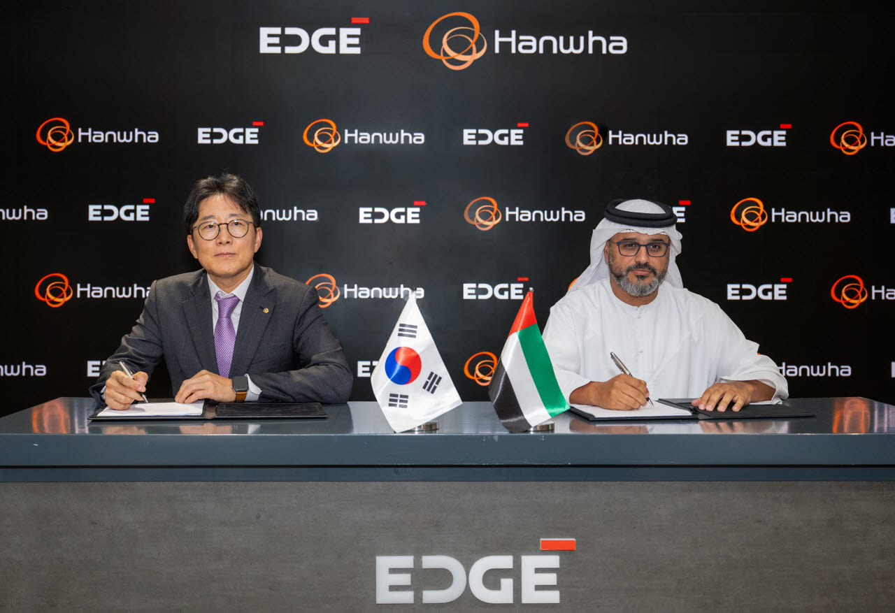 양기원 한화시스템 대표(왼쪽)와 하마드 알 마라르 에지 그룹 CEO(오른쪽)가 15일(현지시간) 통합대공망 구축사업에 대한 주요조건합의서를 체결하고 기념사진을 촬영하고 있다. (사진=한화)