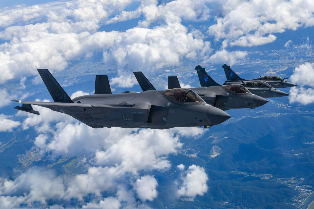 훈련에 참가한 우리 공군 F-35A 전투기(왼쪽)와 프랑스 항공우주군 라팔 전투기(오른쪽 2대)가 편대를 이뤄 비행하고 있다. (사진=공군)