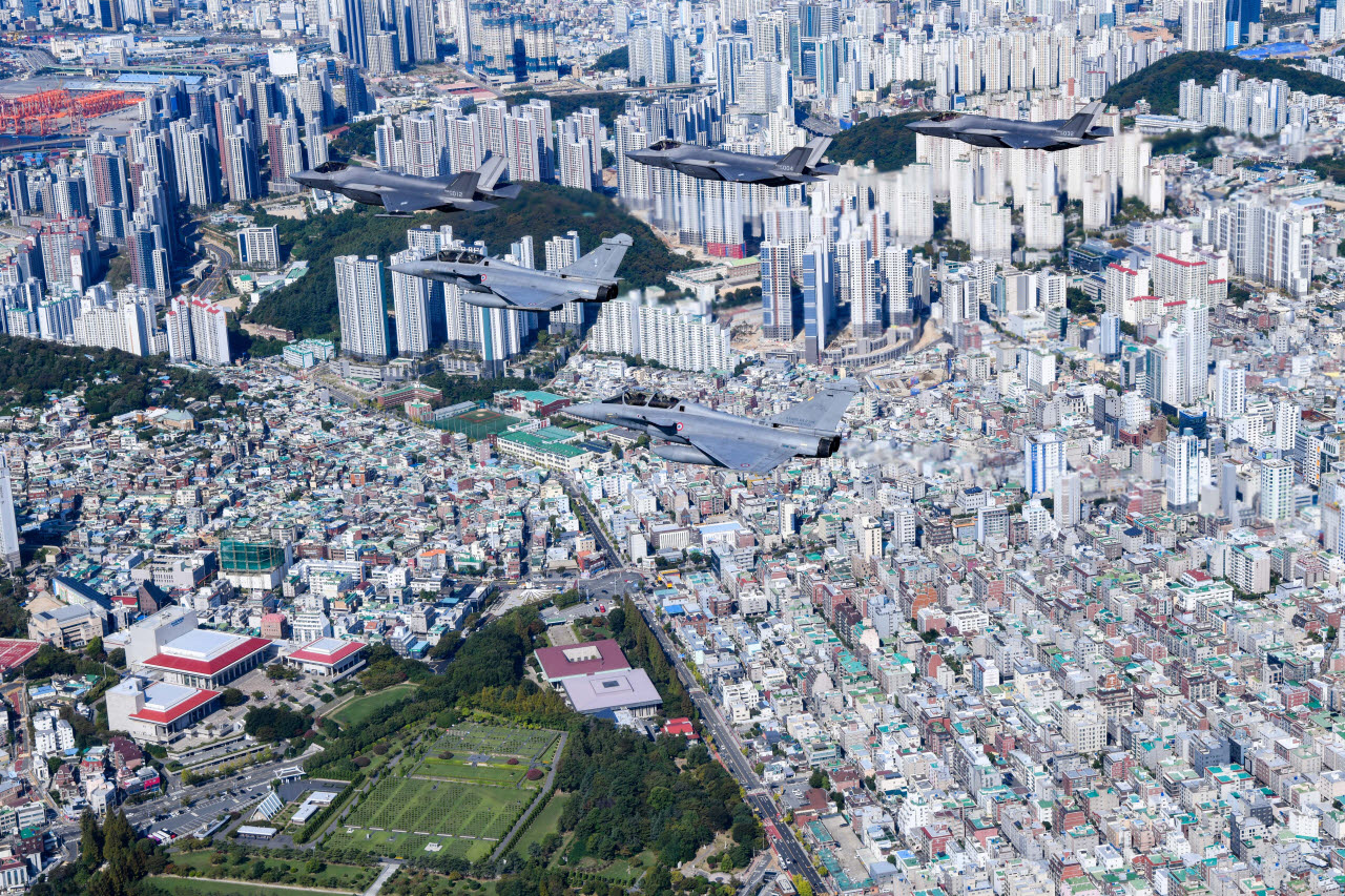 훈련에 참가한 우리 공군 F-35A 전투기와 프랑스 항공우주군 라팔 전투기가 편대를 이뤄 비행하고 있다. (사진=공군)