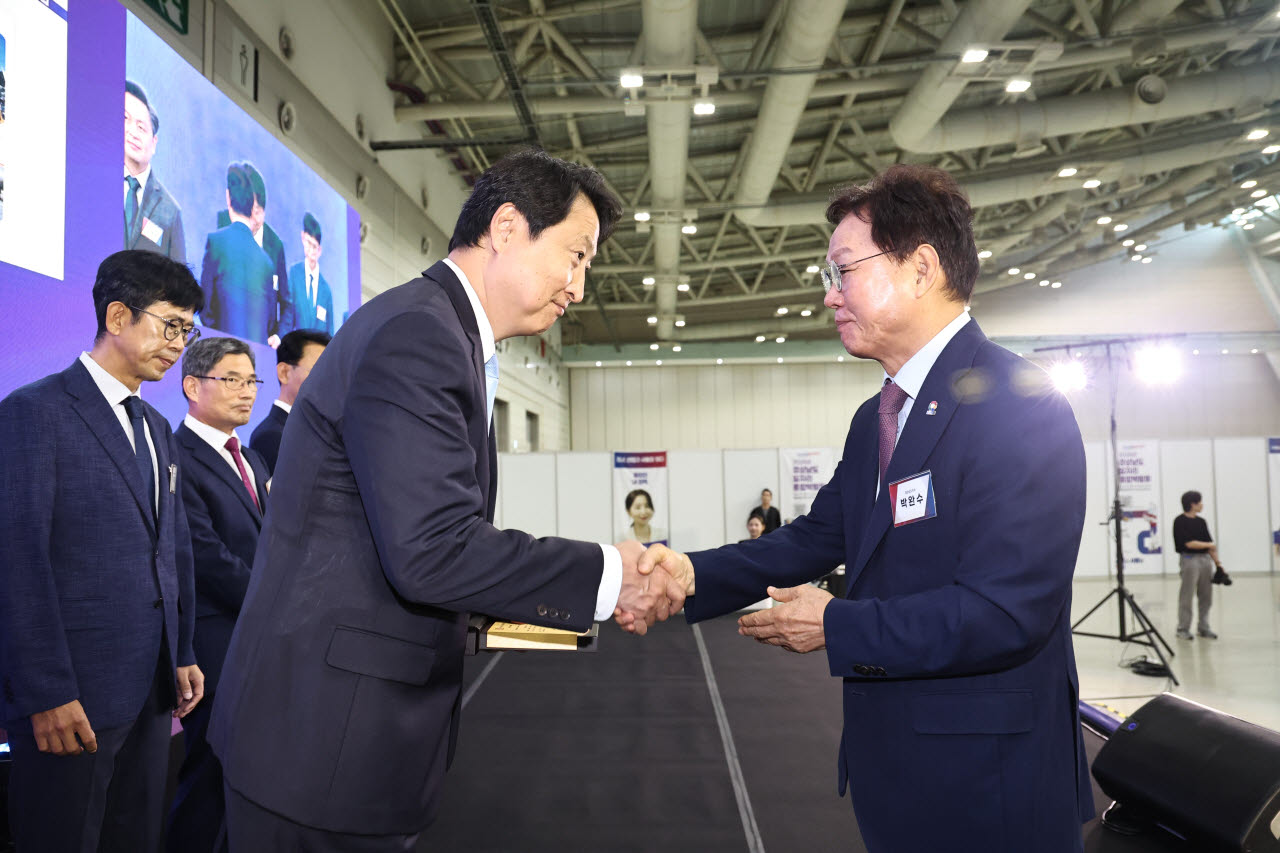 조갑래 비에이치아이 상무이사(왼쪽)가 박완수 경남도지사로부터 ‘2026년 경상남도 고용우수기업’ 인증서를 받고 있다.(사진=비에이치아이)