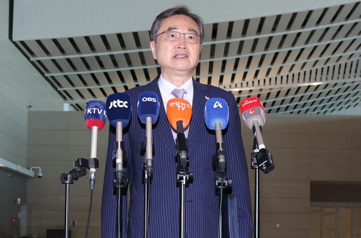 조현 외교부 장관이 17일 인천 영종도 인천국제공항 제2여객터미널에서 한미 외교장관회담을 위해 출국하며 취재진의 질문에 답하고 있다. [연합뉴스 제공]