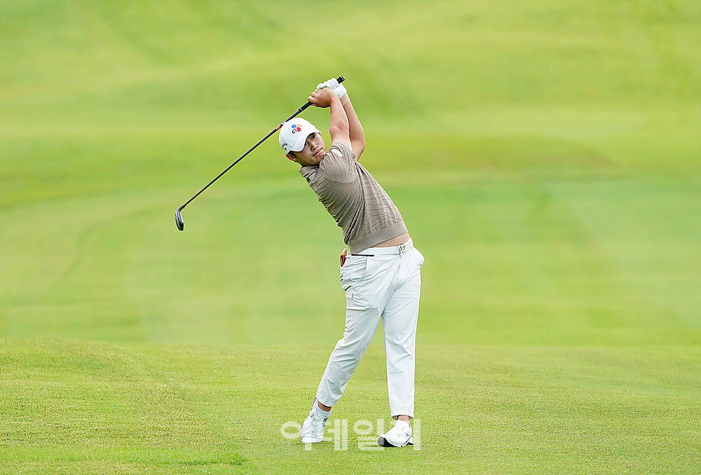 [포토] 배용준, 강력한 샷으로 투 온 공략
